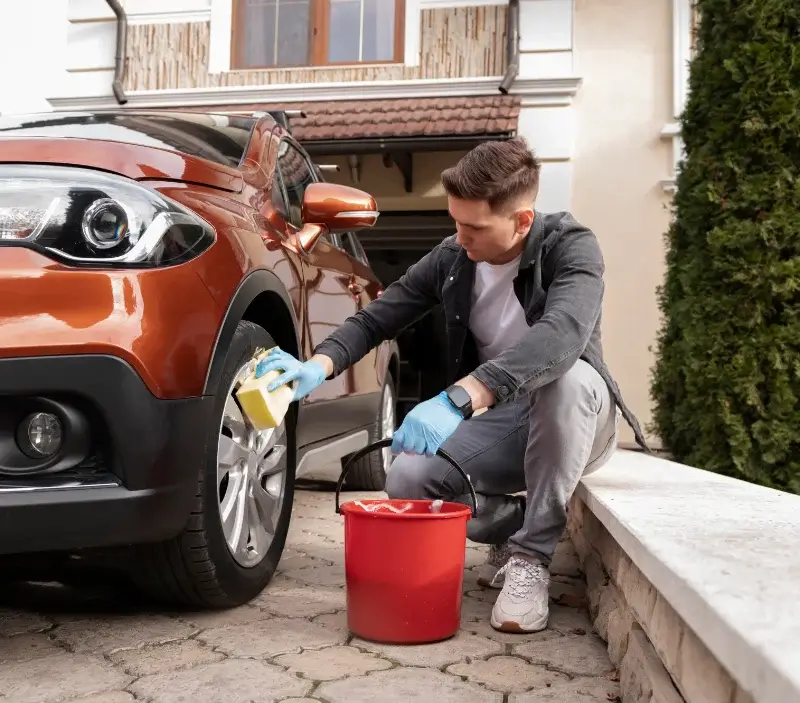 Lavage auto à domicile Majastres : professionnel intervenant sur un véhicule